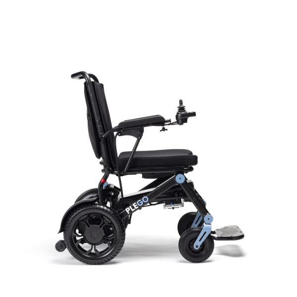 Elektrische rolstoel Plego van het merk Vermeiren, met verschillende kleuraccenten. Kleur blauw