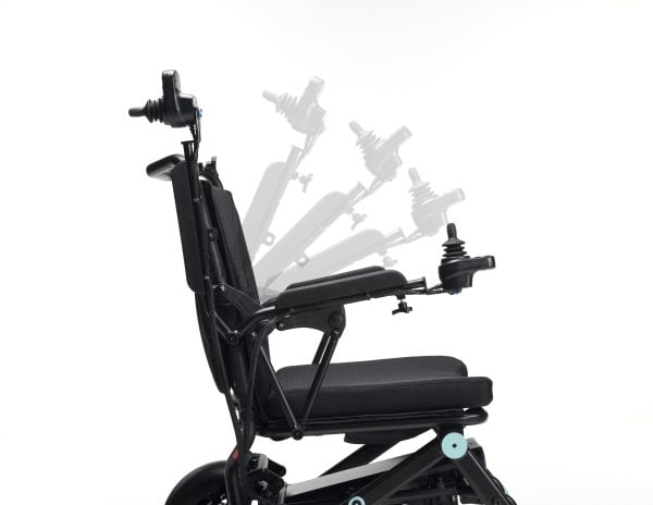 Elektrische rolstoel Plego van het merk Vermeiren, met verschillende kleuraccenten. Met opklapbare armleuningen