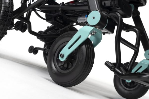 Elektrische rolstoel Plego van het merk Vermeiren, met verschillende kleuraccenten. Met PU banden