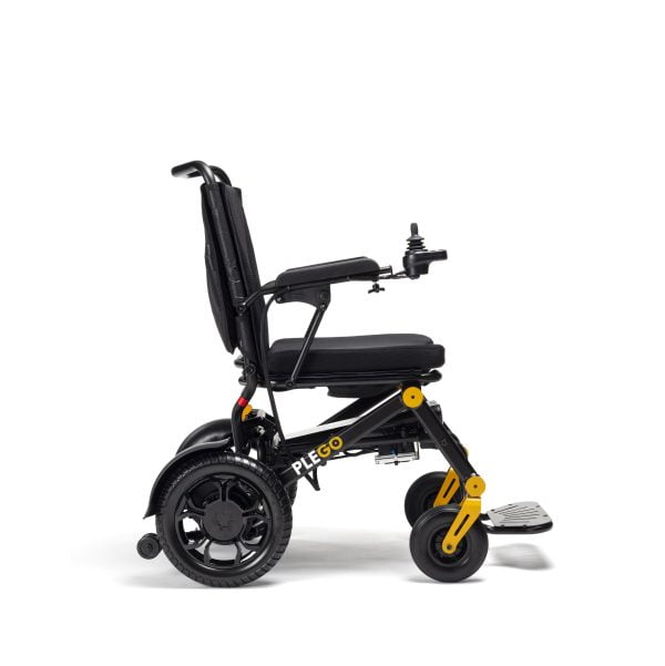Elektrische rolstoel Plego van het merk Vermeiren, met verschillende kleuraccenten. kleur oranje