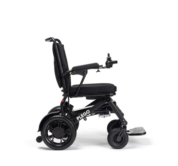 Elektrische rolstoel Plego van het merk Vermeiren, met verschillende kleuraccenten. kleur zwart