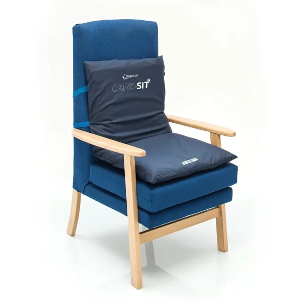 Dit is het Repose Care-Sit kussen in een stoel