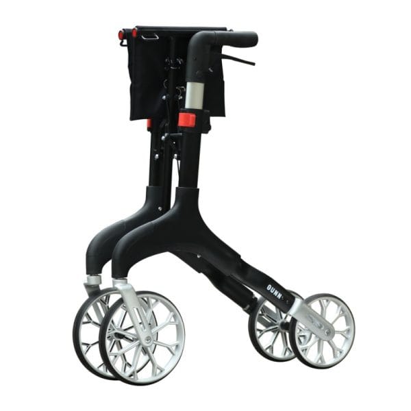 Rollator Manhattan in de kleur zwart is compleet met tas en rugsteun. Getoond ingeklapt.