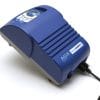 Blauwe Novacare ASX 6 Digital motorunit voor drukwisselmatras met digitaal bedieningspaneel en netsnoer op witte achtergrond.
