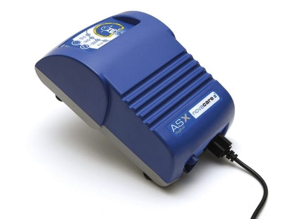 Blauwe Novacare ASX 6 Digital motorunit voor drukwisselmatras met digitaal bedieningspaneel en netsnoer op witte achtergrond.