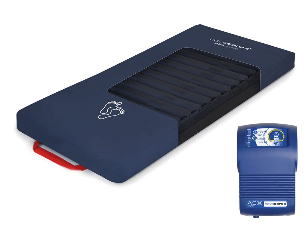 Drukwisselmatras Novacare ASX 6 Digital in donkerblauw met losse digitale pomp voor decubituspreventie.