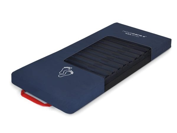 Donkerblauw Novacare ASX 6 Digital drukwisselmatras met antislip hoes en zichtbare luchtcellen voor decubituspreventie.