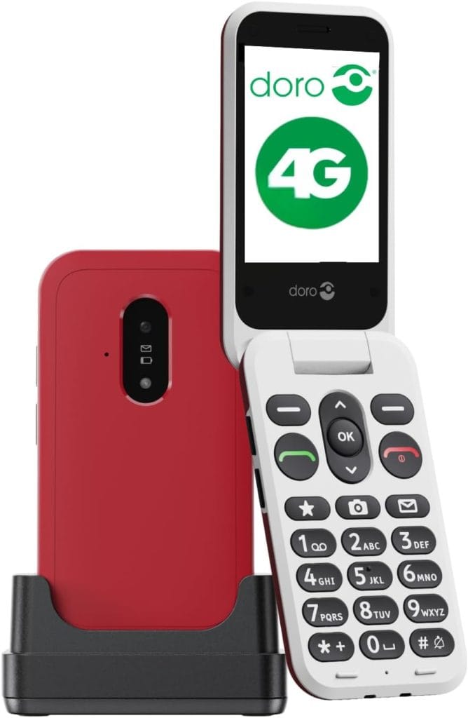 Rode Doro Leva E22 seniorentelefoon met groot toetsenbord, opengeklapt naast laadstation en achterzijde