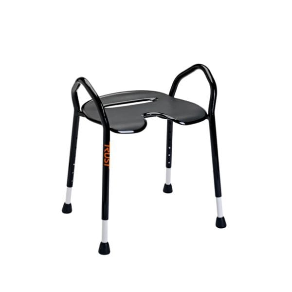 Zwarte douchekruk Let’s Enjoy van TrustCare met brede ergonomische zitting, open voorkant, handgrepen en in hoogte verstelbare poten.