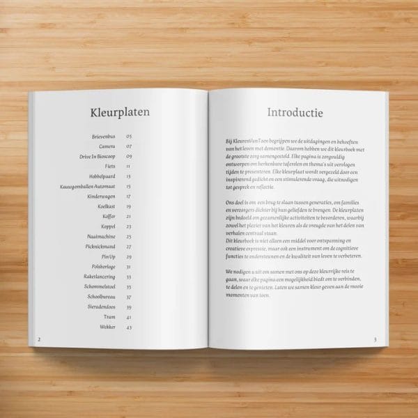 Open kleurboek voor ouderen met dementie met inhoudsopgave en introductie op houten ondergrond