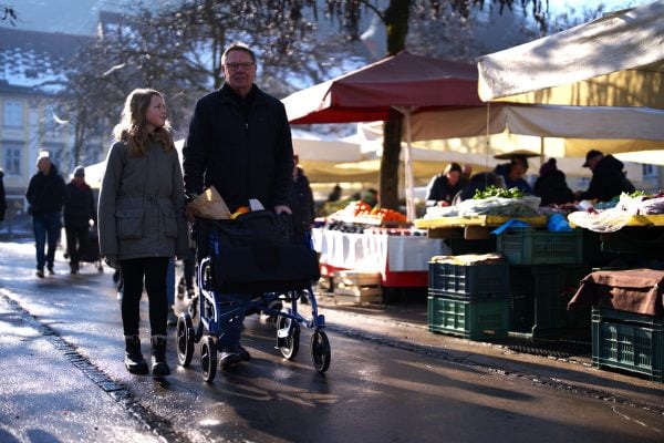 Rollator Seata uniek door zijn extra brede en comfortabele zitting. Een voorbeeld van echtpaar.