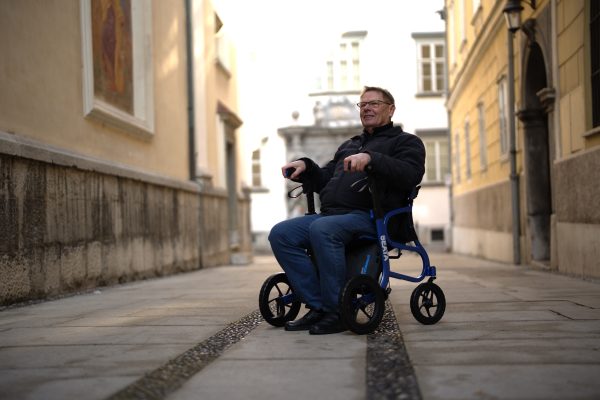 Rollator Seata uniek door zijn extra brede en comfortabele zitting. Een voorbeeld.