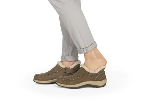 Bruine Lorin mocassin van Orthopefeed met eenvoudige instap.