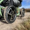De Scootmobiel Sterling S800 van Scoozy is voorzien van een off-road wielen
