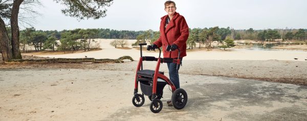 Rollz Motion rollator in de kleur Ruby Rood.