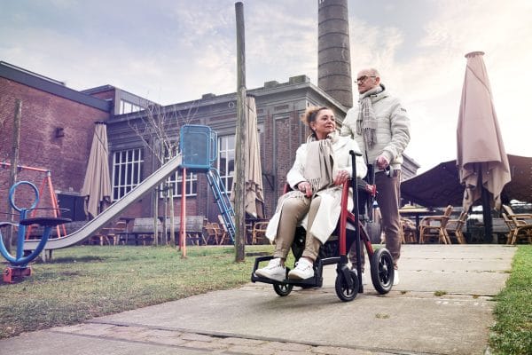 Rollz Motion Performance 2.1 inklapbare rollator & transportrolstoel in één. Met luchtbanden en te verkrijgen in 2 kleuren: Rood en Groen. Sfeerfoto als rolstoel.