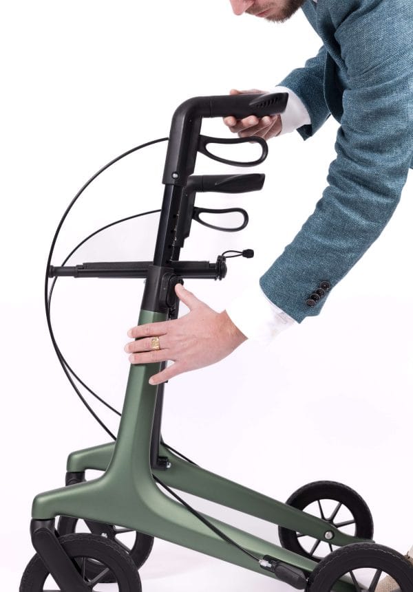 De WheelzAhead CARBON rollator geeft u met uw dagelijkse activiteiten het gewenste comfort en mag u overal gezien worden! Handig voor binnen- en buitengebruik. In drie trendy kleuren. In hoogte verstelbaar.