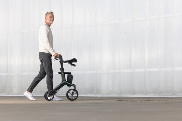 De Rollator Carbon Aerowalk van het merk Drive in een sfeer foto