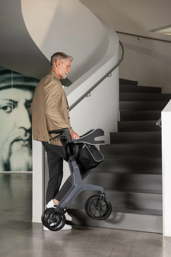 De Rollator Carbon Aerowalk van het merk Drive in een sfeer foto