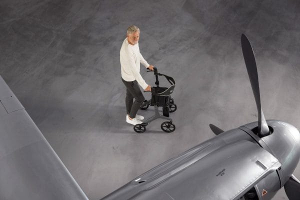 De Rollator Carbon Aerowalk van het merk Drive in een sfeer foto