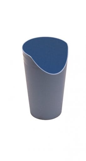 Drinkbeker met neusuitsparing in 2 kleuren.