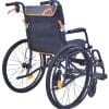 Achteraanzicht van de Rolstoel Magnesium Ultralight Able2 met blauw frame, zwarte bekleding, grote 24-inch zelfrijwielen en dubbele blokkeerremmen voor extra veiligheid.