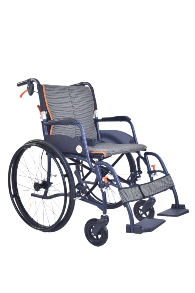 Rolstoel Magnesium Ultralight Able2 – opvouwbare, lichtgewicht rolstoel met blauw stalen frame, zwarte nylon bekleding en grote 24-inch zelfrijwielen met hoepel voor zelfstandig gebruik.