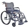 Rolstoel Magnesium Ultralight Able2 – opvouwbare, lichtgewicht rolstoel met blauw stalen frame, zwarte nylon bekleding en grote 24-inch zelfrijwielen met hoepel voor zelfstandig gebruik.