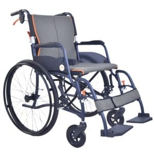 Rolstoel Magnesium Ultralight Able2 – opvouwbare, lichtgewicht rolstoel met blauw stalen frame, zwarte nylon bekleding en grote 24-inch zelfrijwielen met hoepel voor zelfstandig gebruik.