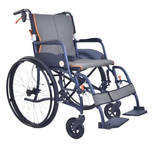 Rolstoel Magnesium Ultralight Able2 – opvouwbare, lichtgewicht rolstoel met blauw stalen frame, zwarte nylon bekleding en grote 24-inch zelfrijwielen met hoepel voor zelfstandig gebruik.