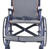 Vooraanzicht van de Rolstoel Magnesium Ultralight Able2 met blauw frame, zwarte nylon bekleding en grote 24-inch zelfrijwielen met hoepel. De voetsteunen en armleuningen zijn afneembaar.