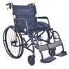Zijaanzicht van de Rolstoel Magnesium Ultralight Able2 – opvouwbare, zelfrijdende rolstoel met blauw stalen frame, zwarte nylon bekleding en grote 24-inch hoepelwielen.