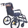 Achteraanzicht van de Magnesium Ultralight Transportstoel – blauw stalen frame met grijze ademende mesh bekleding en oranje accenten. Op de foto zijn de duwhandvatten, inklapbare rugleuning, zorgrem en achterwielen duidelijk zichtbaar