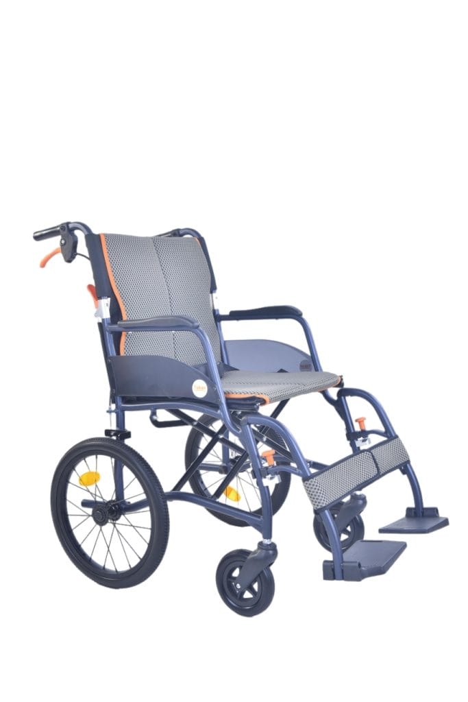Zijkant van de Magnesium Ultralight Transportstoel, een moderne, lichtgewicht rolstoel van slechts 9 kg. De transportrolstoel heeft een blauw stalen frame, grijze ademende mesh bekleding met oranje accenten en middelgrote achterwielen met zorgrem. De zijkant toont het opvouwbare frame, de afneembare beensteunen met opklapbare voetplaten en de inklapbare rugleuning.