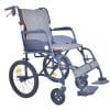 Zijkant van de Magnesium Ultralight Transportstoel, een moderne, lichtgewicht rolstoel van slechts 9 kg. De transportrolstoel heeft een blauw stalen frame, grijze ademende mesh bekleding met oranje accenten en middelgrote achterwielen met zorgrem. De zijkant toont het opvouwbare frame, de afneembare beensteunen met opklapbare voetplaten en de inklapbare rugleuning.