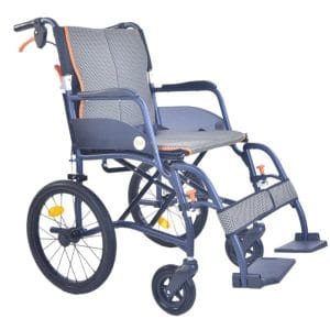 Zijkant van de Magnesium Ultralight Transportstoel, een moderne, lichtgewicht rolstoel van slechts 9 kg. De transportrolstoel heeft een blauw stalen frame, grijze ademende mesh bekleding met oranje accenten en middelgrote achterwielen met zorgrem. De zijkant toont het opvouwbare frame, de afneembare beensteunen met opklapbare voetplaten en de inklapbare rugleuning.
