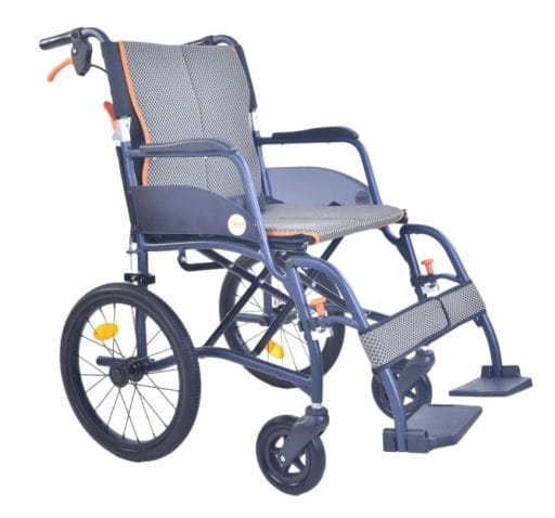 Zijkant van de Magnesium Ultralight Transportstoel, een moderne, lichtgewicht rolstoel van slechts 9 kg. De transportrolstoel heeft een blauw stalen frame, grijze ademende mesh bekleding met oranje accenten en middelgrote achterwielen met zorgrem. De zijkant toont het opvouwbare frame, de afneembare beensteunen met opklapbare voetplaten en de inklapbare rugleuning.