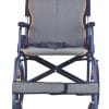 Vooraanzicht van de Magnesium Ultralight Transportstoel – lichtgewicht, opvouwbare rolstoel van 9 kg met blauw stalen frame, grijze ademende mesh bekleding en oranje accenten. Op de foto zijn de armleuningen, beensteunen met opklapbare voetplaten en de zitting goed zichtbaar.