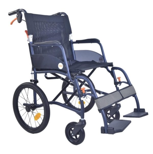 De Magnesium Ultralight Transportstoel is een moderne, lichtgewicht rolstoel van slechts 9 kg, ontworpen voor comfort en gebruiksgemak. Dankzij het opvouwbare frame, de ademende bekleding en de veilige zorgrem is hij ideaal voor korte ritten, uitstapjes en vervoer in de auto.