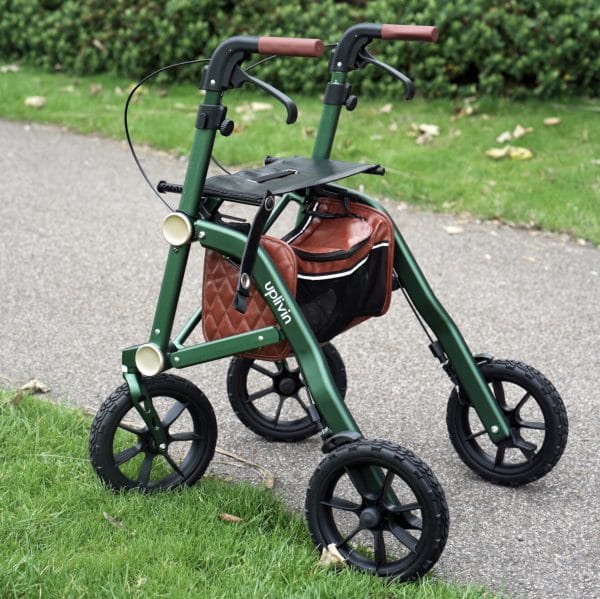Achteraanzicht van de Rollator Trive All Terrain van Uplivin, lichtgewicht en dubbel opvouwbaar voor binnen en buiten. Grote wielen en comfortabele rugleuning zichtbaar, ideaal voor gebruik op elk terrein.