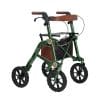 Vooraanzicht van de Uplivin Trive All Terrain rollator in elegant groen met luxe leren details, ontworpen voor stabiliteit en stijl. Deze moderne rollator combineert comfort en functionaliteit voor dagelijks gebruik en avonturen buitenshuis.