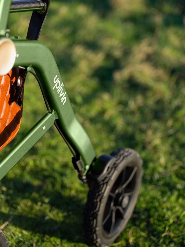 Close-up van het robuuste frame en de grote 25 cm wielen van de Trive All Terrain rollator van Uplivin. De hoogwaardige materialen zorgen voor een stabiele, soepele en veilige rijervaring op elk terrein.