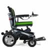 Smartchair MAX-S elektrische rolstoel, zijaanzicht – zwarte en groene framekleuren, opklapbare voetensteun en armleggers, geveerde voorvork en achterbrug.