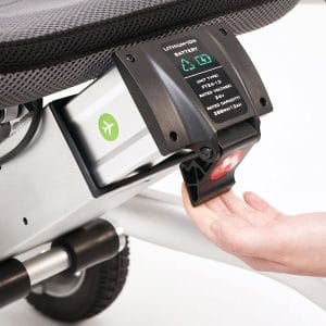 Lithium accu van de Smartchair MAX-S elektrische rolstoel – 12V 12Ah, uit te breiden voor 30 km actieradius, veilig en eenvoudig opladen.