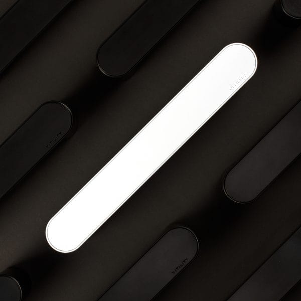 Wandbeugel - Vitility in 35 of 55 cm, Pearl White, top-down weergave met zwarte onderdelen op zwarte achtergrond.