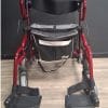 Tweedekans: Rollator en rolstoel in 1 Diamond de Luxe, frontaal. Rood frame, zitje met tas, grijze wielen, voetsteunen