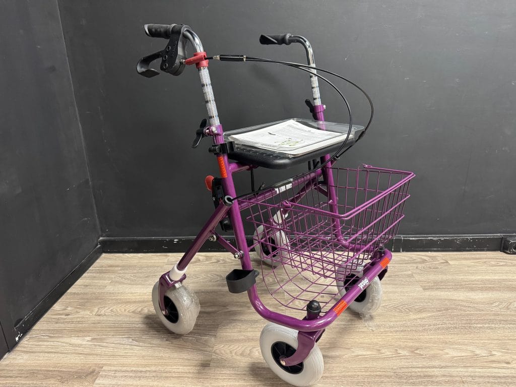 Tweedekans: Premis Provo rollator paars, schuin zijaanzicht met mandje, dienblad en rechterhandrem.