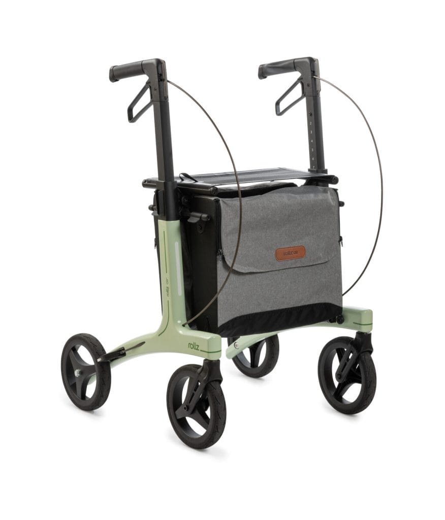 Rollz Air carbon rollator, driekwart zijaanzicht, lichtgroen frame met grijze tas, verstelbare handgrepen, 4 wielen.