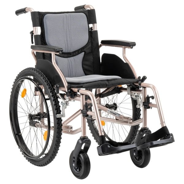 Rolstoel Multi Motion M10 met brede luchtbanden, champagnekleurig, lichtgewicht met reflectoren en comfortabele zitting