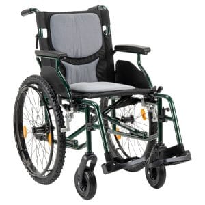 Rolstoel Multi Motion M10 met brede luchtbanden, donkergroen frame, grijze zitting, oranje remmen, opklapbare voetsteunen.